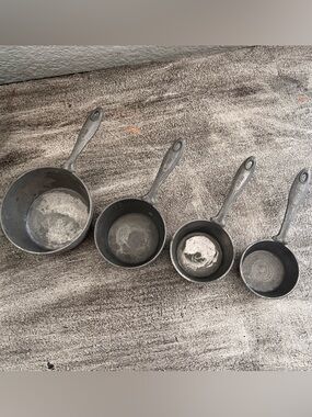 Vintage amco Houseworks Cast
Aluminum Measuring Cups